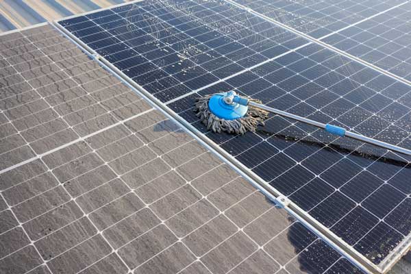 Reinigung von Solar- und Photovoltaikanlage